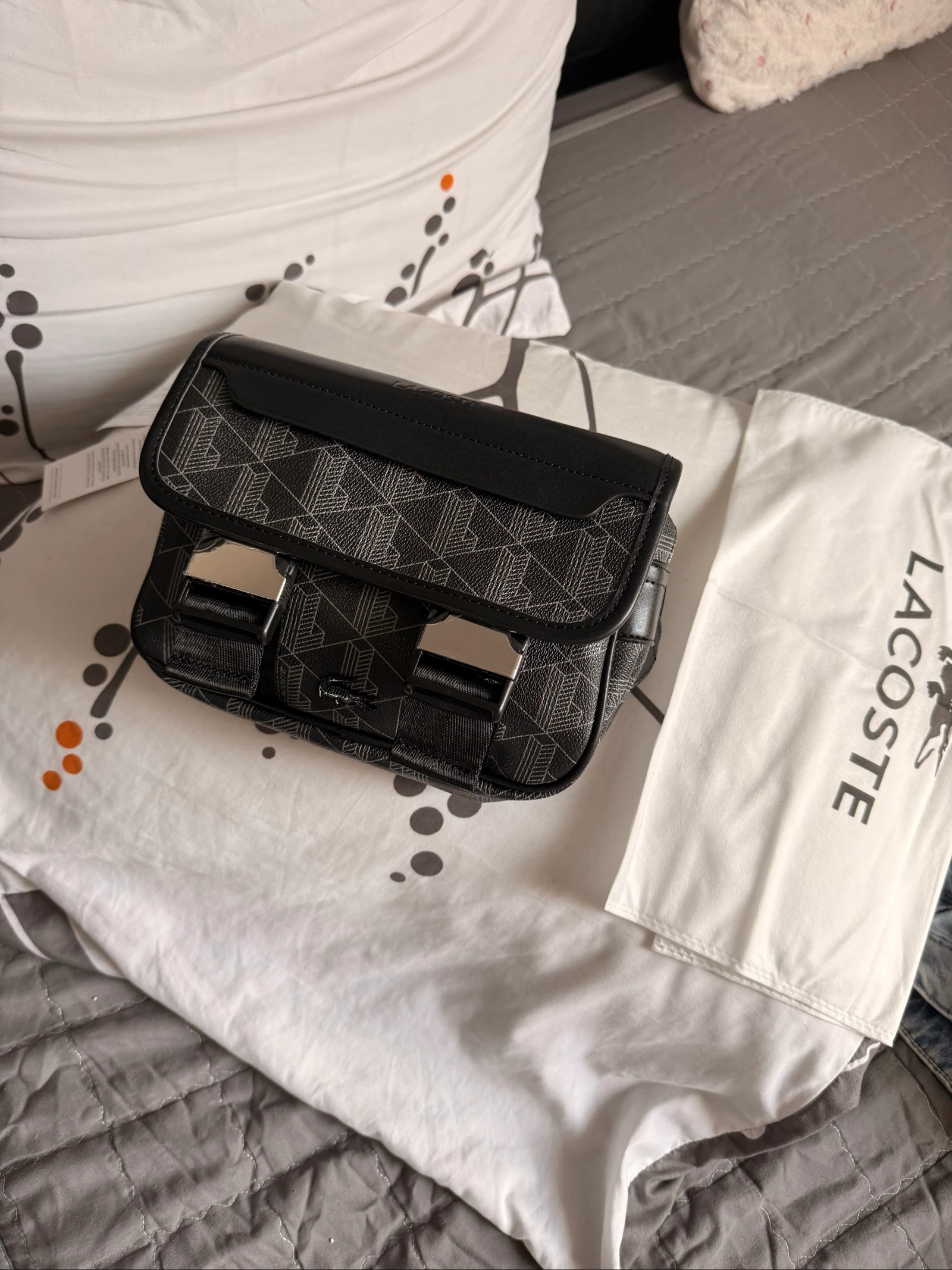 Sac bandoulière Lacoste Monogram noir – Neuf avec housse